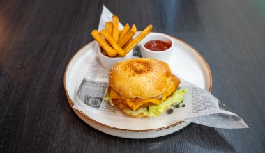 Mini burger z maślaną brioszką, chrupiący  kurczak, sałata lodowa, cheddar,  sos majonezowy, frytki z ketchupem