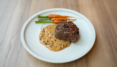 Oxfil&eacute;steak / f&auml;rgglada mor&ouml;tter / klassisk gr&ouml;npeppars&aring;s