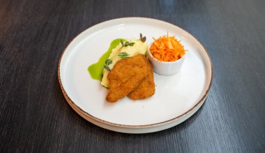 Panierowane kotleciki z kurczaka, ziemniaki puree, tarta marchewka z jabłkiem