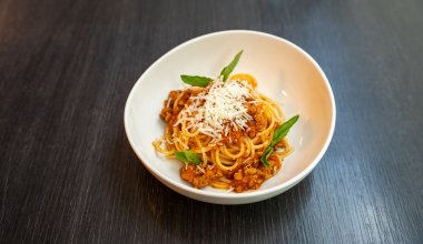 Spaghetti z sosem bolońskim, parmezan