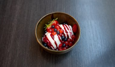 Lody waniliowe z owocowymi kulkami  popping boba, polewa, owoce sezonowe