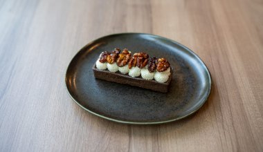 M&ouml;rk chokladganache p&aring; m&ouml;rdegsbotten / Earl Grey- och apelsinkr&auml;m / karamelliserade valn&ouml;tter