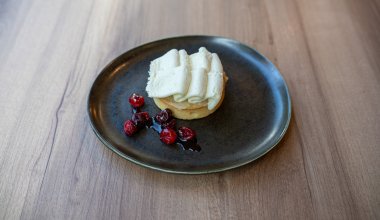 Tartalett / p&auml;ronmousse / tranb&auml;r / vaniljkr&auml;m