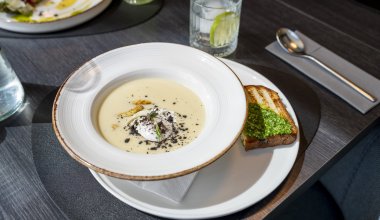 Kr&auml;mig soppa p&aring; f&auml;rsk vit sparris