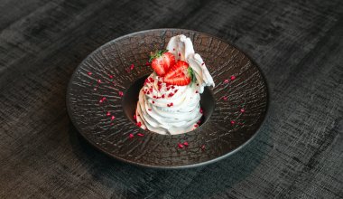Beza Pavlova z rabarbarem