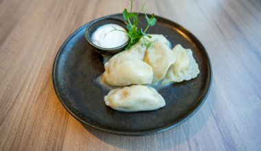 Pierogi ruskie z masłem i śmietaną