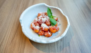 Gnocchi z batat&oacute;w z sosem pomidorowym  i parmezanem