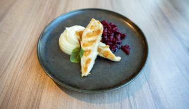 Grillowane fileciki z kurczaka z puree ziemniaczanym i sur&oacute;wką z buraczk&oacute;w