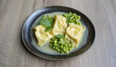 Agnolotti med ricotta och r&auml;kor / vin- och sm&ouml;rs&aring;s / &auml;rtor / mynta