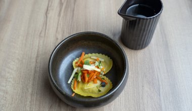 Oxbuljong (consomm&eacute;) / juliennegr&ouml;nsaker / rotondi med kalvl&auml;gg