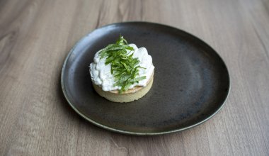 Lemon curd / m&ouml;rdegskaka / vit chokladkr&auml;m / citronmeliss