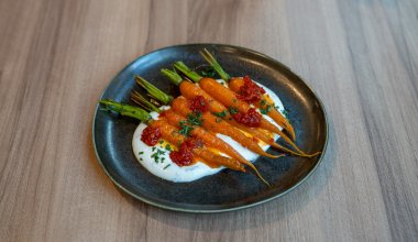 Karamelliserade mor&ouml;tter / feta med mynta / honung / harissa / brynt paprikasm&ouml;r