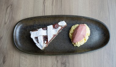 Rabarberpaj / chantilly med fl&auml;der / jordgubbssorbet