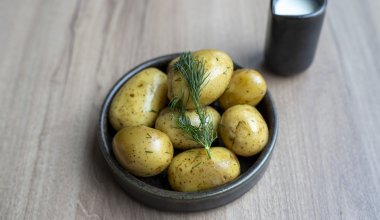 Kokt f&auml;rskpotatis med skal / k&auml;rnmj&ouml;lk / olja / dill