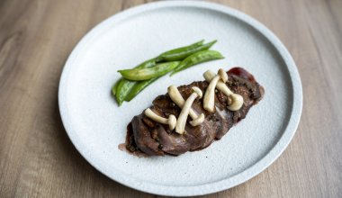 Ankbr&ouml;st sous vide / shimejisvamp / demi-glace med bovetehonung / socker&auml;rtor / Sichuanpeppar