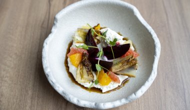 Kr&auml;mig labneh / bakad r&ouml;dbeta / macererade citrusfrukter / cikoria / balsamico-dressing