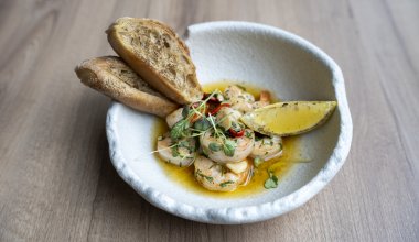 R&auml;kor / vitt vin / sm&ouml;r / persilja / chili / vitl&ouml;k / grillad baguette