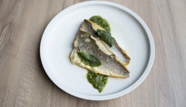 Havsabborre (Labrax) / brynt sm&ouml;r / ramsl&ouml;kspesto