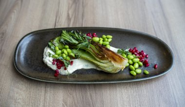 Grillad pak choi / kr&auml;mig tofu med misopasta / edamame / granat&auml;pple