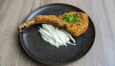 Panerad fl&auml;skkotlett med ben (Złotnicka-gris) / k&aring;lrabbijulienne / &ouml;rtremulad