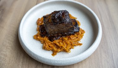 Honungsglaserat oxrevben / f&auml;rskk&aring;l / morot / kimchis&aring;s