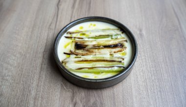 Bakad purjol&ouml;k / b&eacute;chamel med dijonsenap / gr&auml;sl&ouml;ksolja