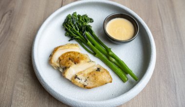 Majskycklingbr&ouml;st Supreme sous vide / vildbroccoli / velout&eacute;s&aring;s