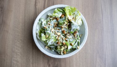 Huvudsallad / s&ouml;t gr&auml;dde / hasseln&ouml;tskrisp