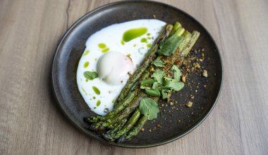 Sparris / k&auml;rnmj&ouml;lkss&aring;s / &ouml;rt- och citroncrunch / gr&auml;sl&ouml;ksolja / pocherat &auml;gg / vattenkrasse