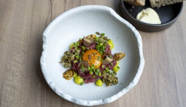 R&aring;biff p&aring; oxfil&eacute; / r&ouml;kt &auml;ggula / marinerad borettanel&ouml;k / ramsl&ouml;ksmayo / hackad kapris / gr&auml;sl&ouml;k / fransk senap / r&aring;gsurdegsbr&ouml;d