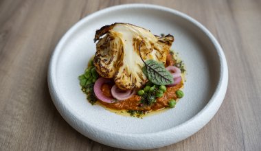 Rostad blomk&aring;l / romescos&aring;s / inlagd r&ouml;dl&ouml;k / sm&ouml;rstekt kik&auml;rtor / gremolata