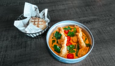 Krewetki w tempurze z grillowaną bułką bao