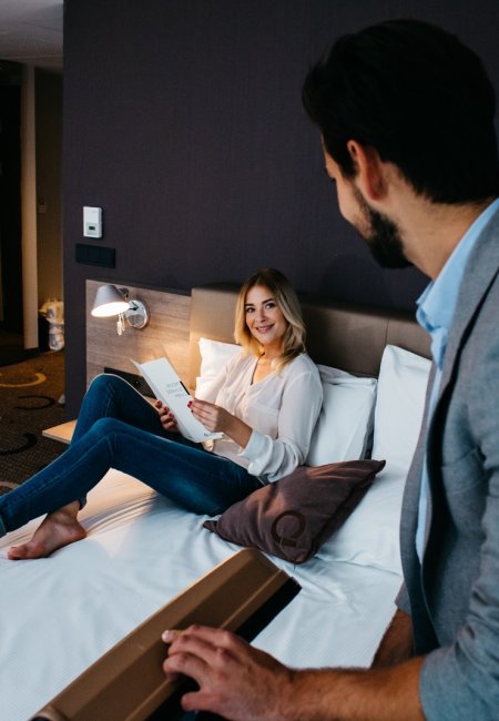 Boende framför kongresscentret