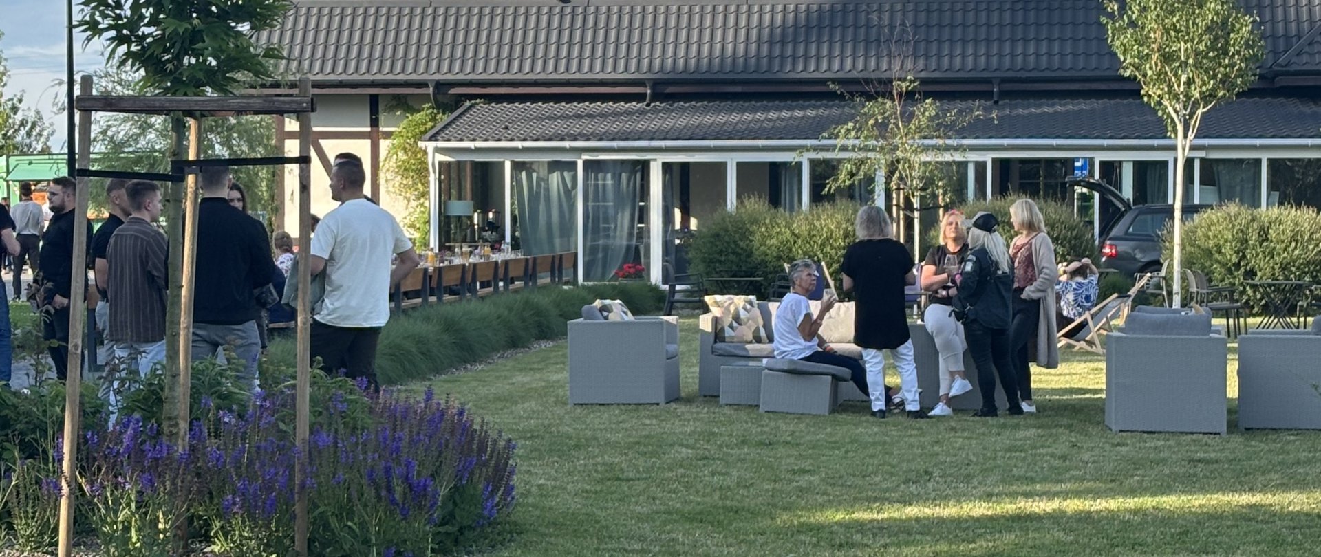 Poprawiny w formie grilla zamiast drugiego wesela? Pomysł na swobodny dzień po ślubie
