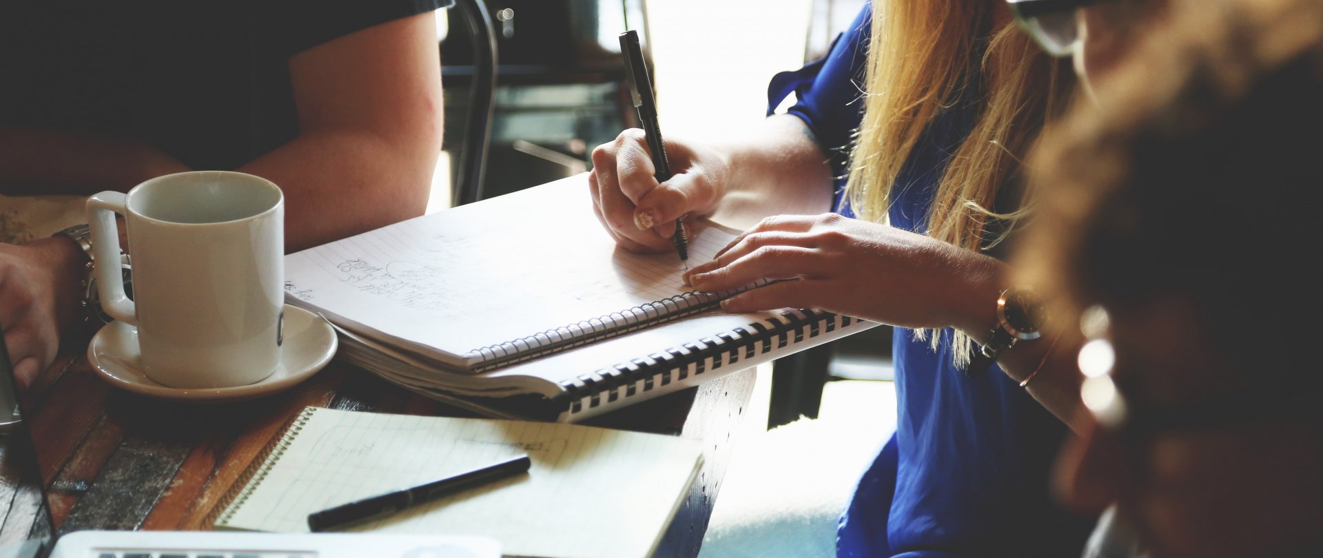 Jak zorganizować przestrzeń do pracy w hotelu, aby sprzyjała efektywności?