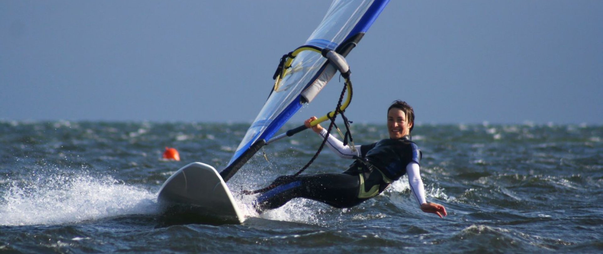 Windsurfing we Władysławowie: Przewodnik po idealnym miejscu na sporty wodne