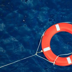 Bezpieczeństwo nad morzem: Kompleksowy przewodnik po zasadach i praktykach ratujących życie