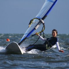 Windsurfing we Władysławowie: Przewodnik po idealnym miejscu na sporty wodne