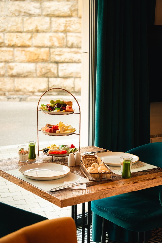 Zestaw pieczywa, serów i wędlin ? tradycyjne śniadanie w lokalnym stylu