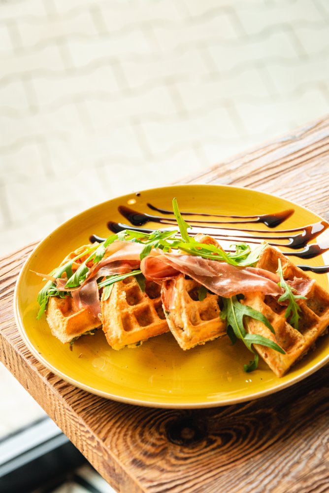 Gofry z łososiem ? śniadanie na wytrawnie, idealne na leniwe poranki w Krakowie