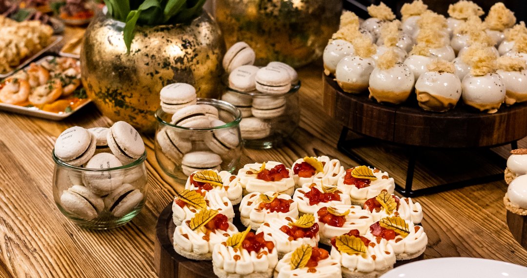 przekąski fingerfoods dla gości na imprezie okolicznosciowej