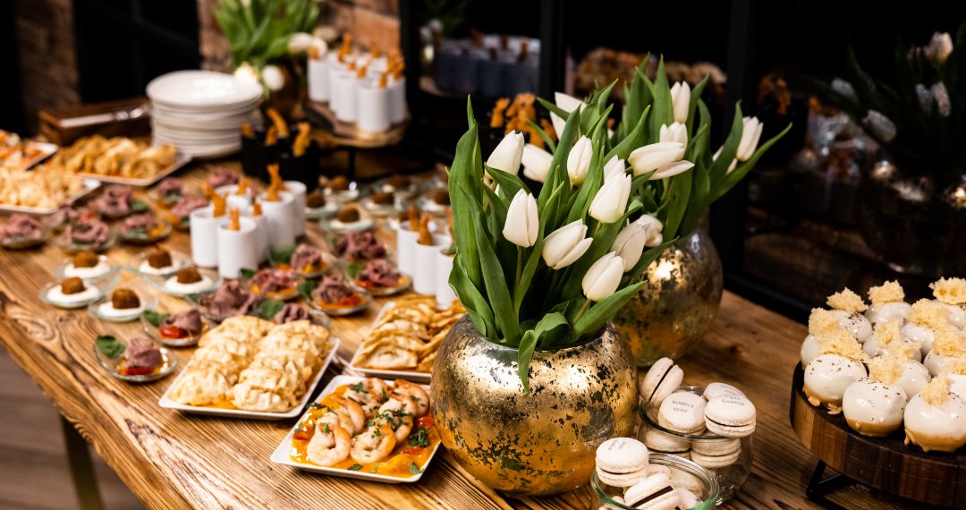 suto zastawiony bufet na przyjęcie