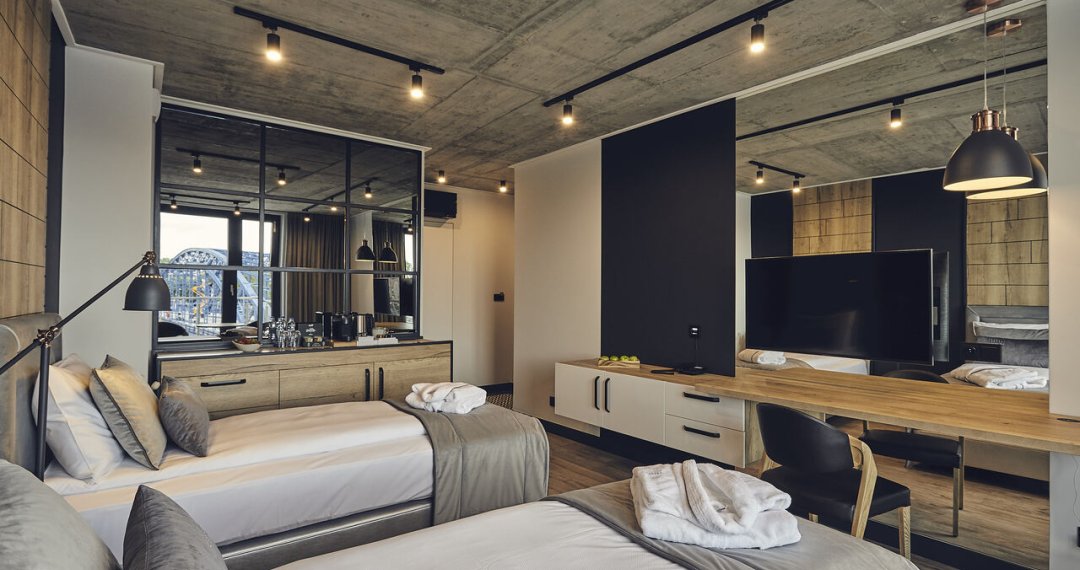 Komfortowy pokój hotelowy z dwoma osobnymi łóżkami – idealny dla pary przyjaciół lub gości biznesowych, w 4-gwiazdkowym hotelu w Krakowie.