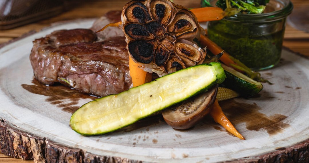 Tradycyjne danie w wersji craftowej – kreatywna prezentacja klasyki kuchni polskiej w nowoczesnym wydaniu, dostępne w lunchu dnia w Krakowie.