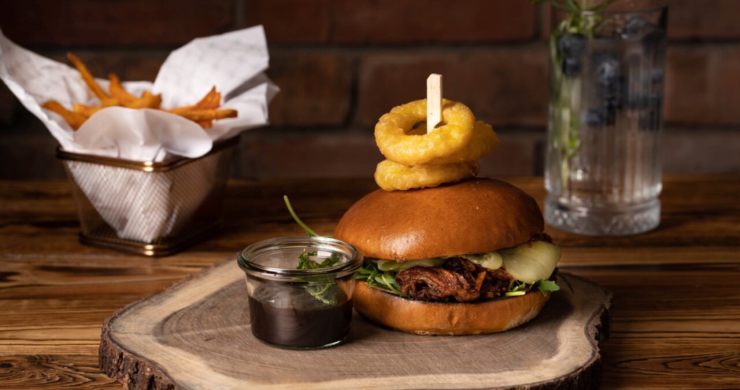 Rzemieślniczy burger z lunchu dnia – soczysta propozycja z wyselekcjonowanymi dodatkam