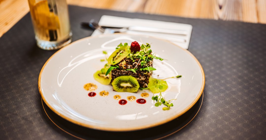 Orzeźwiający deser z kiwi – lekka i owocowa propozycja na zakończenie lunchu dnia w Krakowie.