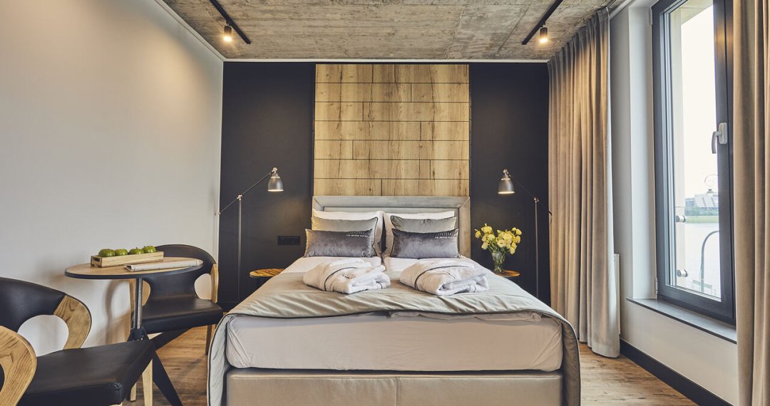 Pokój z dużym łóżkiem i miękkim oświetleniem