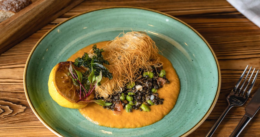 Makaron w kreatywnym wydaniu – nowoczesna interpretacja klasycznego dania z oryginalnymi dodatkami, serwowany w lunchu dnia w Krakowie.