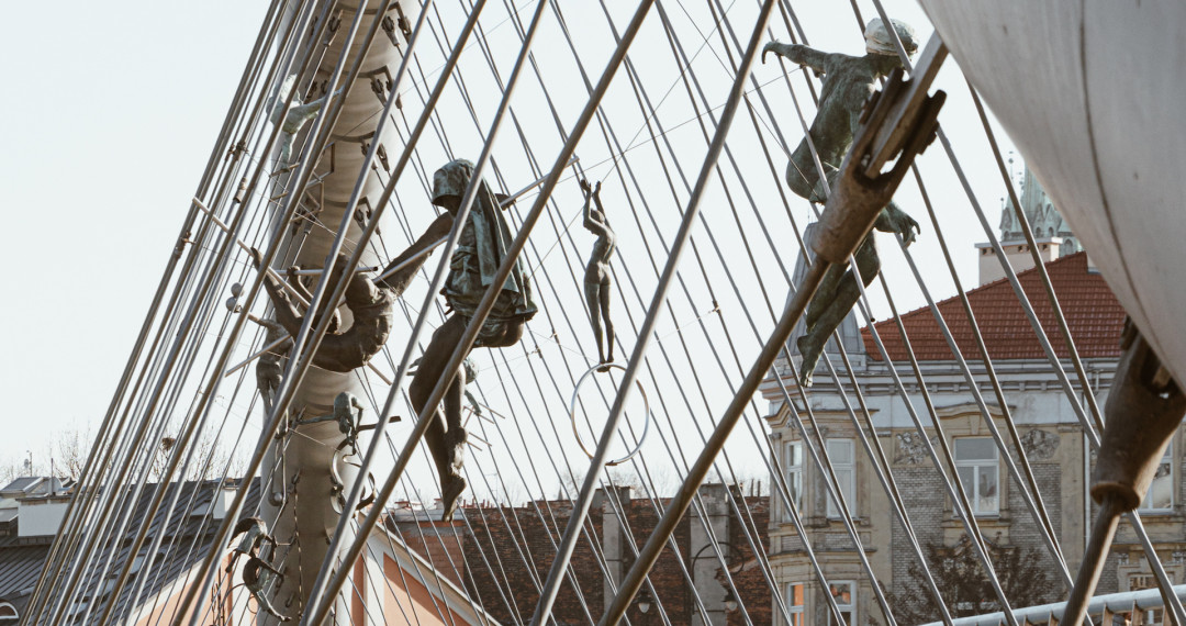 Wspaniałe szczegóły architektoniczne w przestrzeni Krakowa