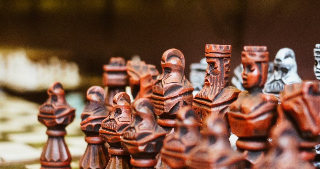 Detale artystycznych figur szachowych Benekczy